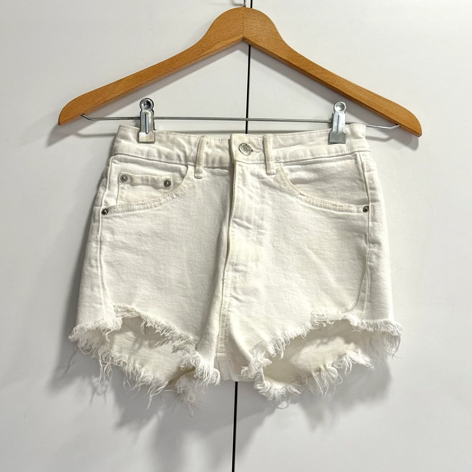 Witte korte broek met een verweerd effect van Zara – photo 3